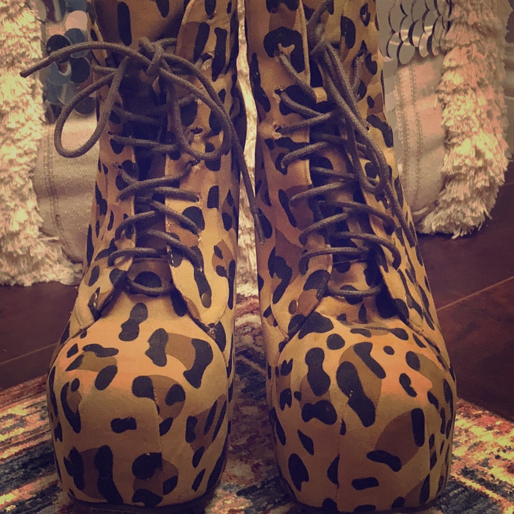 Leopard print size 10 lace up booties